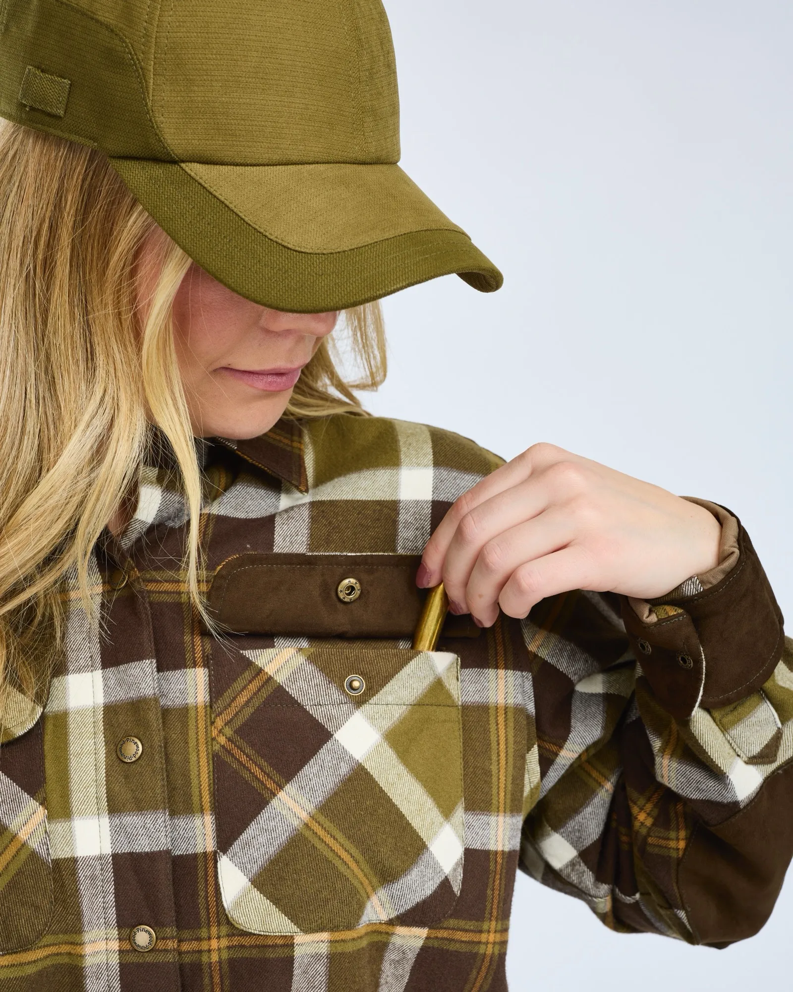 Pinewood® Douglas Skjorta Dam / OliveGreen/Cr.White - Image 5